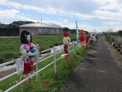 新野地区、かかし（案山子）【御前崎市】：新野川沿い