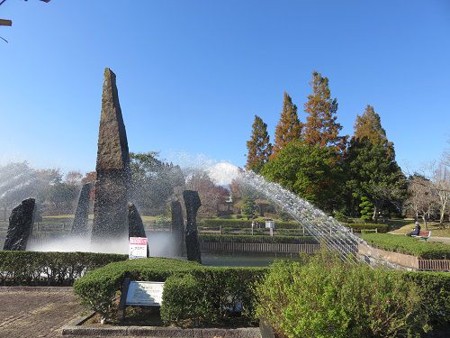 御殿場市中央公園、紅葉【御殿場市】：紅葉と噴水