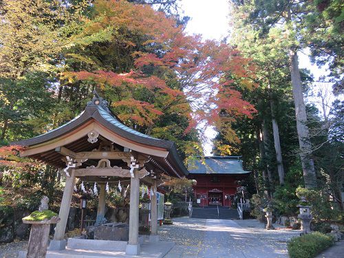 東口本宮 冨士浅間神社、紅葉【小山町】：手水社と紅葉