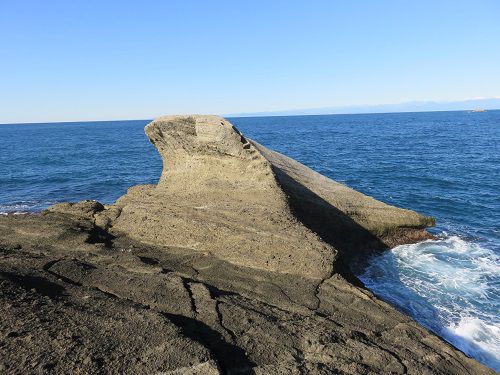 安城岬と亀甲岩への道のり紹介にて、別角度から眺めた亀甲岩