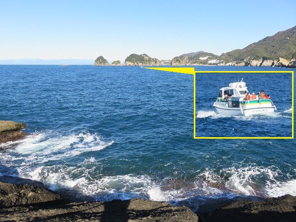 安城岬と亀甲岩への道のり紹介にて、遠望の遊覧船です