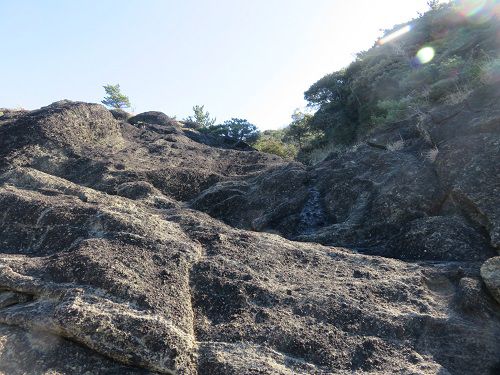 安城岬と亀甲岩への道のり紹介にて、岩場の様子です
