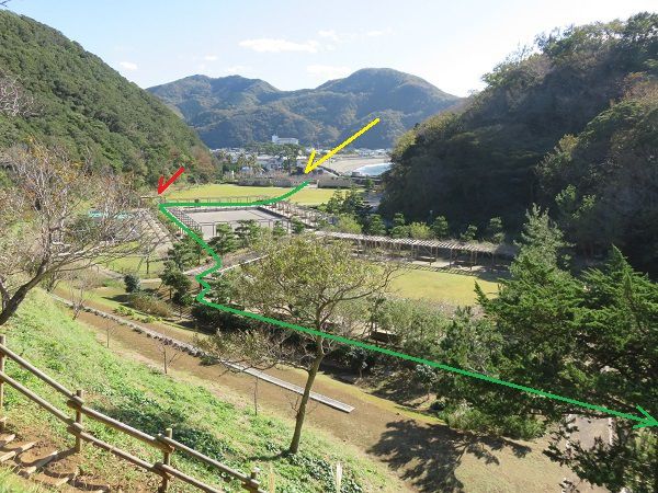 安城岬と亀甲岩への道のり紹介にて、黄色い矢印は「園内駐車場」、赤色矢印が示す先は「安城の足湯」の場所