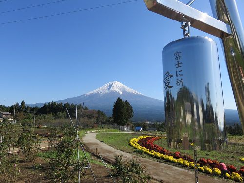 富士山ビュー：白糸自然公園での富士山と愛の鐘