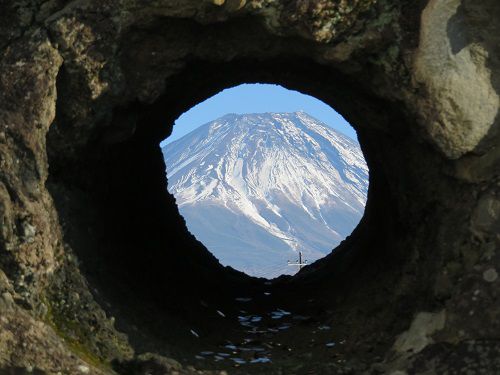 富士山ビュー：朝霧高原、富士山（（道の駅）南側の穴から望む）