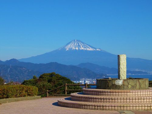 日本平の吟望台石碑と富士山