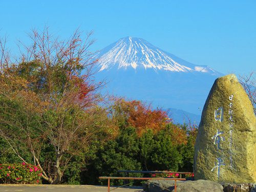 日本平での日本平石碑と富士山