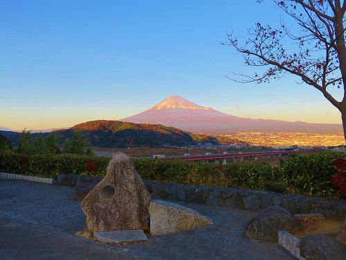 富士山ビュー：「富士川サービスエリア（下り）」からの夕方の富士山