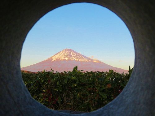 富士山ビュー：「富士川サービスエリア（下り）」での穴からのぞいた富士山