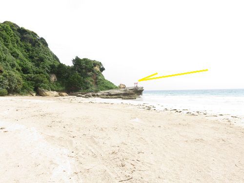 （白浜神社から徒歩圏内にあり）砂浜を歩き、そして立ち止まり、遠くの方に眺めた「鳥居」