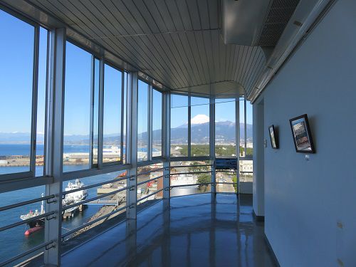 沼津港大型展望水門「びゅうお」からの富士山：遠望の富士山