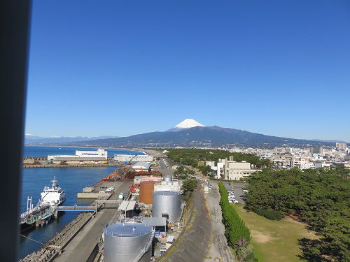 沼津港大型展望水門「びゅうお」からの富士山：富士山ビュー