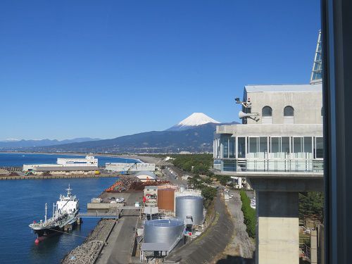 沼津港大型展望水門「びゅうお」からの富士山：