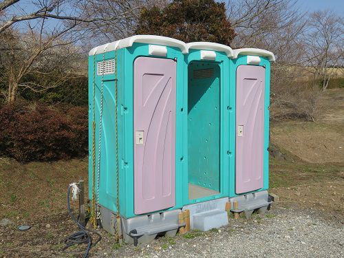 梅の里現地にあった臨時仮設トイレ