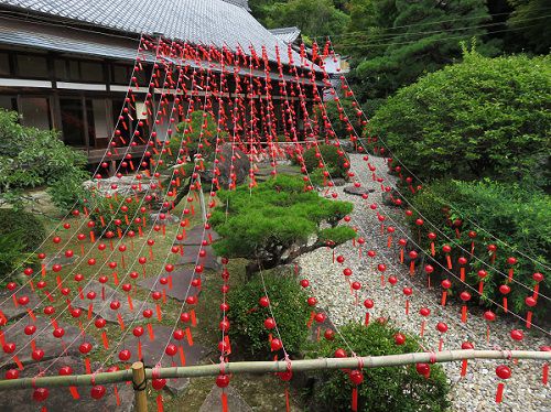 遠州三山風鈴まつりでの別方向から望む「赤富士風鈴」