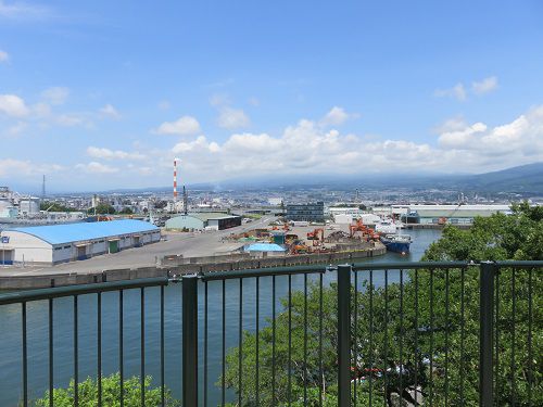 富士と港の見える公園の展望台最上階の様子