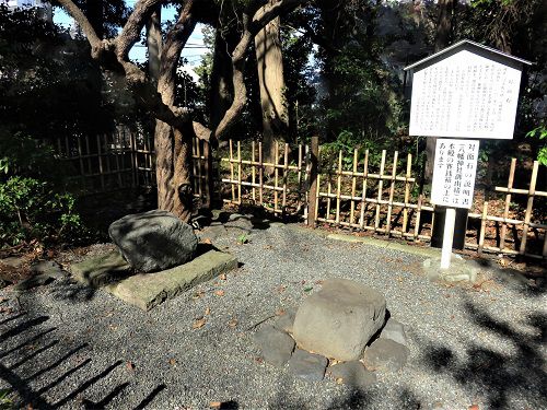 対面石（八幡神社）【清水町】：頼朝伝説「対面石」