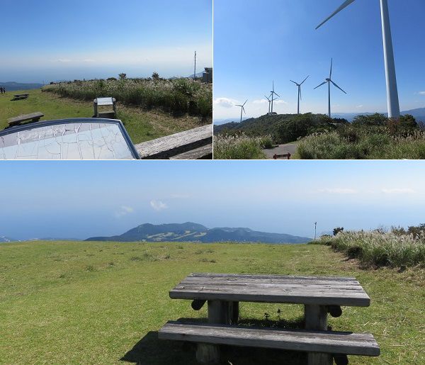 稲取細野高原のススキ：頂上付近の様子（木のベンチ、風力発電の風車（プロペラ））