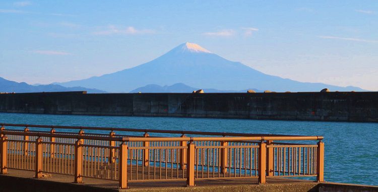 焼津漁港親水広場「ふぃしゅーな」からの富士山