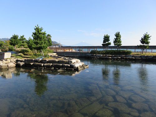 焼津漁港親水広場「ふぃしゅーな」にて、この時は、満潮に近い時刻だった為、海水で満たされています