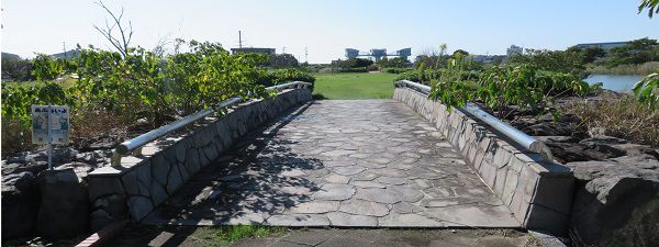 湯日川親水公園の鉄平石の橋