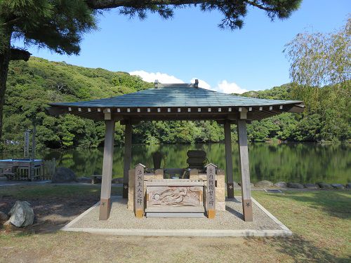 桜ヶ池（池宮神社）の法然・皇円の供養碑