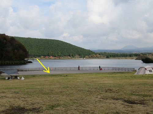 田貫湖の展望テラスの場所に矢印をつけています