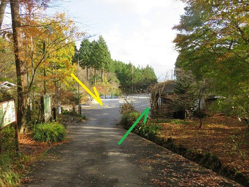 富士山御胎内清宏園の紅葉：駐車場と入場受付の場所を矢印を入れて紹介しています