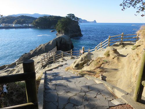 堂ヶ島遊歩道途中の亀岩展望ポイントへと向かう階段
