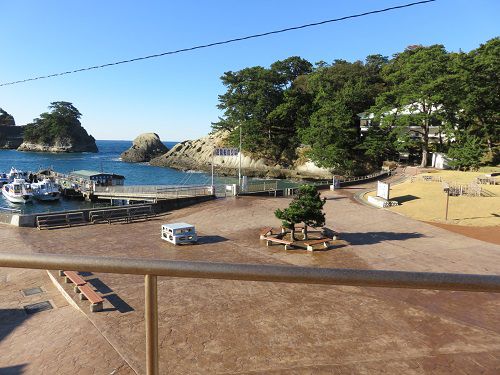 堂ヶ島遊歩道付近の駐車場側から眺めた遊覧船乗り場などの様子