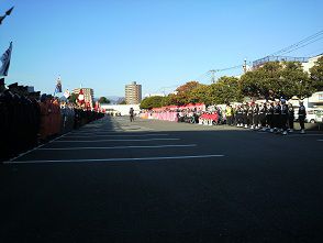 富士市消防出初式の式典の様子（観客ギャラルー方向から眺めています）