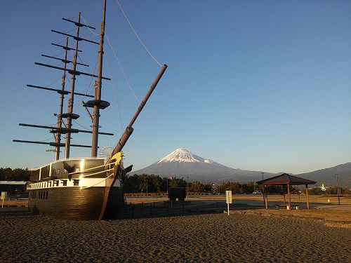 富士山ビュー：はじまりの鐘があるふじのくに田子の浦みなと公園のディアナ号と富士山